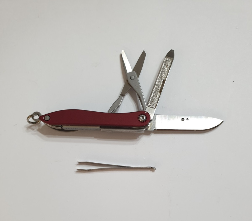 🔥🔥🔥 Smallest Leatherman Style Multitool Keychain Retired Collectable Red