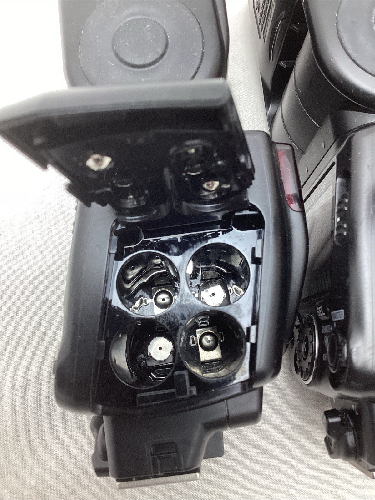 (1) Nikon Speedlight SB-700 Shoe Mount Flash