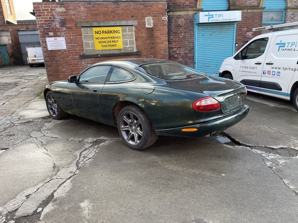 WARNING / HAZARD TRIANGLE KIT - Jaguar XK8 XKR x100