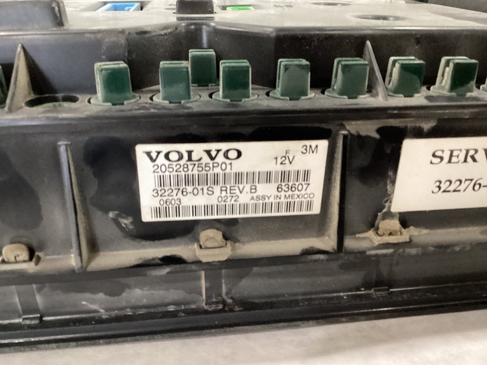 2000-2003 Volvo VNL Speedometer Instrument Cluster - Used