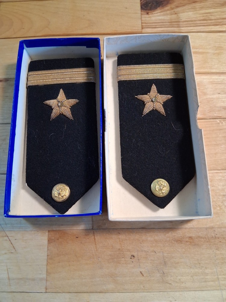 vanguard military bagde in box