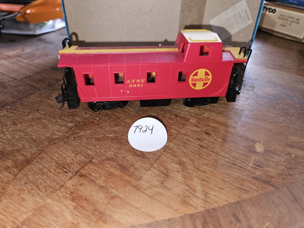 RED AND YELLOW ATSF HO GUAGE CABOOSE
