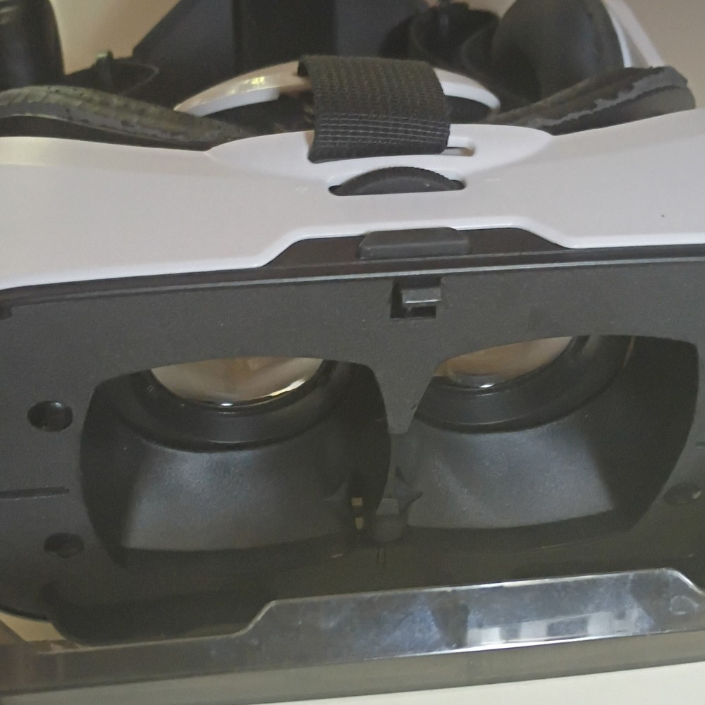 Smartphone VR Headset White Black IPD Adjustment Plastic Fabric