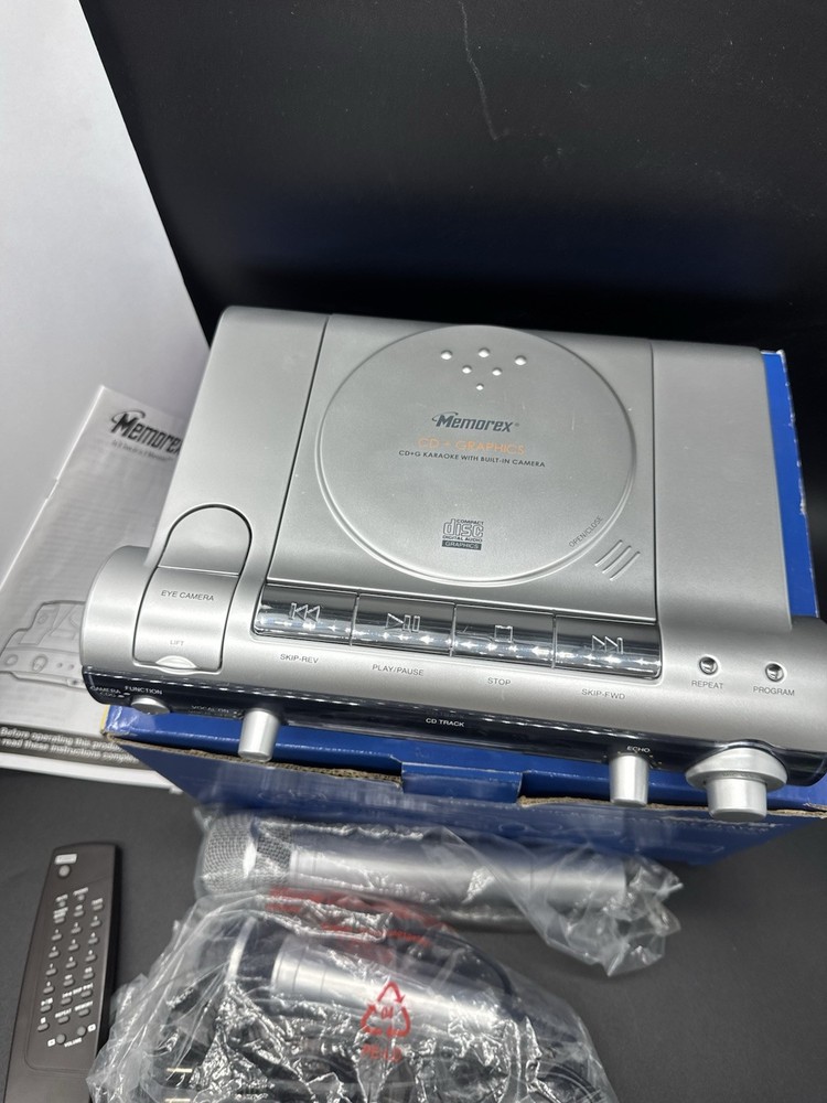 Memorex MKS8002 CD+G Karaoke System Camera 2 Mics Remote Complete