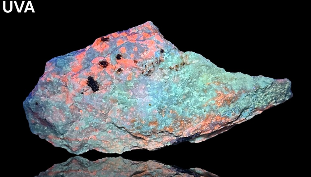 752 Gr. Fluorescent Phosphorescent Tenebrescent Hackmanite Crystals, Unknown