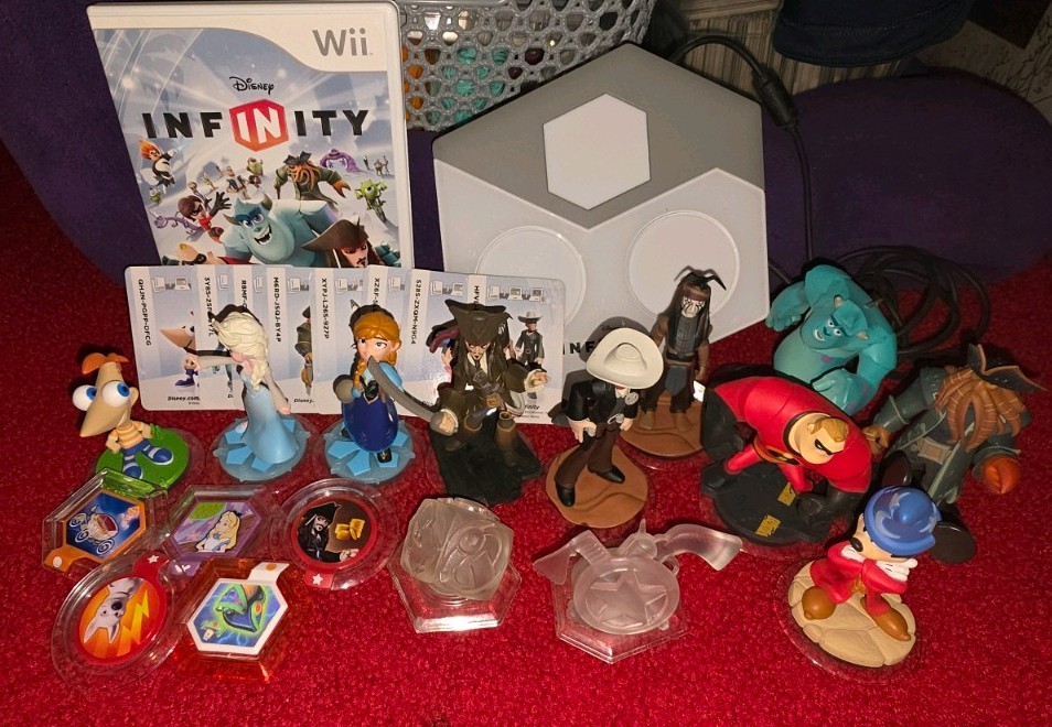 Disney Infinity Wii Bundle Game, Base, Characters, Power Discs, Cards