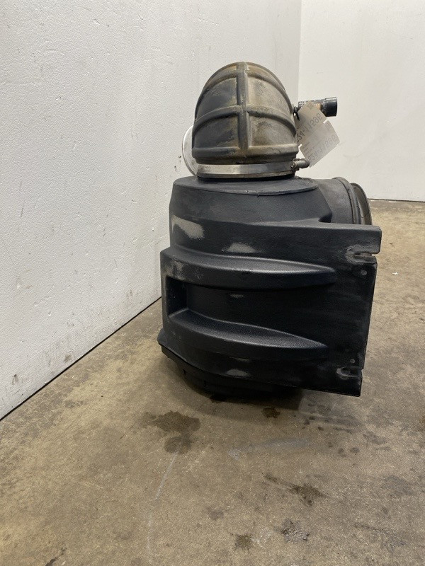 2016 Peterbilt 587 Air Cleaner (624-11596)