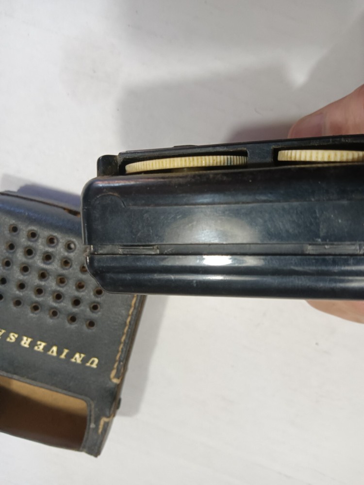 Universal PTR-628 Transistor radio with case untested