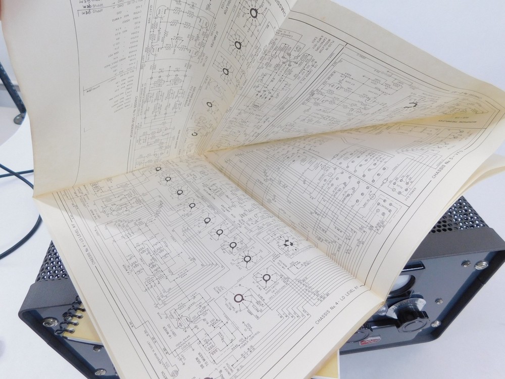 Central Electronics 100V Vintage Ham Radio Transmitter (excellent cosmetics)