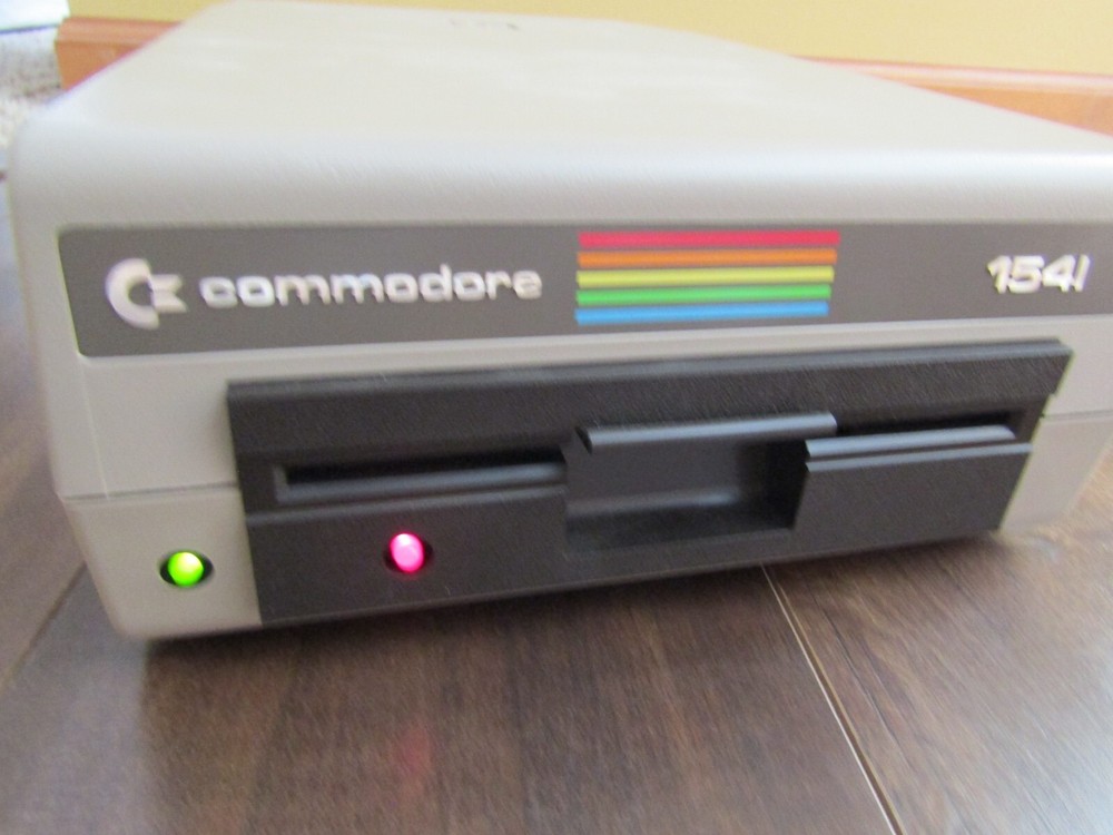 VINTAGE COMPUTER COMMODORE SINGLE FLOPPY DISK 1541 DRIVE POWERS ON