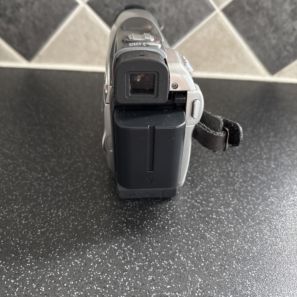 JVC GR-D240EK Digital Video Camera Camcorder, – Untested