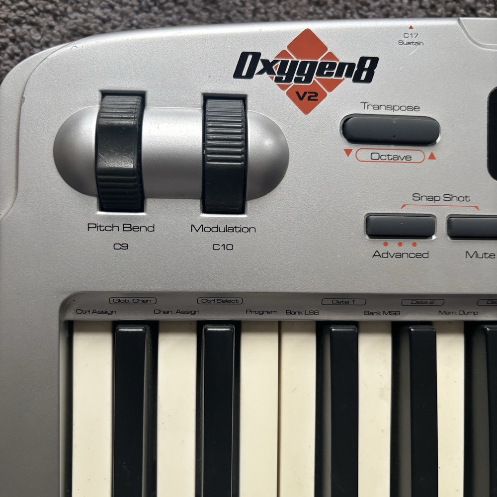M-Audio Oxygen 8 v2 MIDI USB Keyboard Controller 25-Key Compact Great Condition