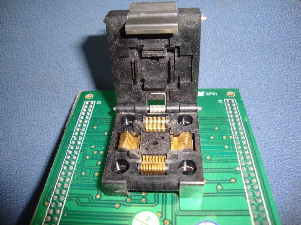 Xeltek XTQFP64/D64 with IC51-0644-807 Socket Adapter