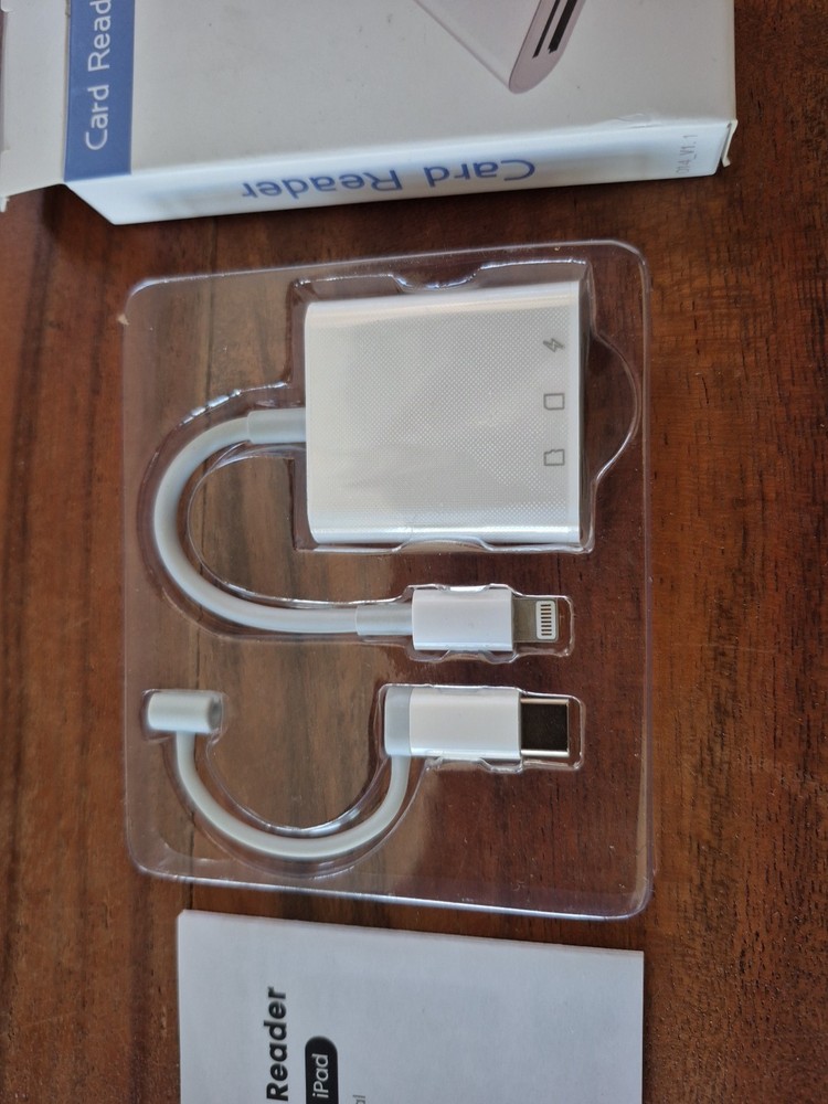 Oyuiasle SD - Micro SD Card Reader for iPhone iPads 2-Way Transfer Plug-N-Play