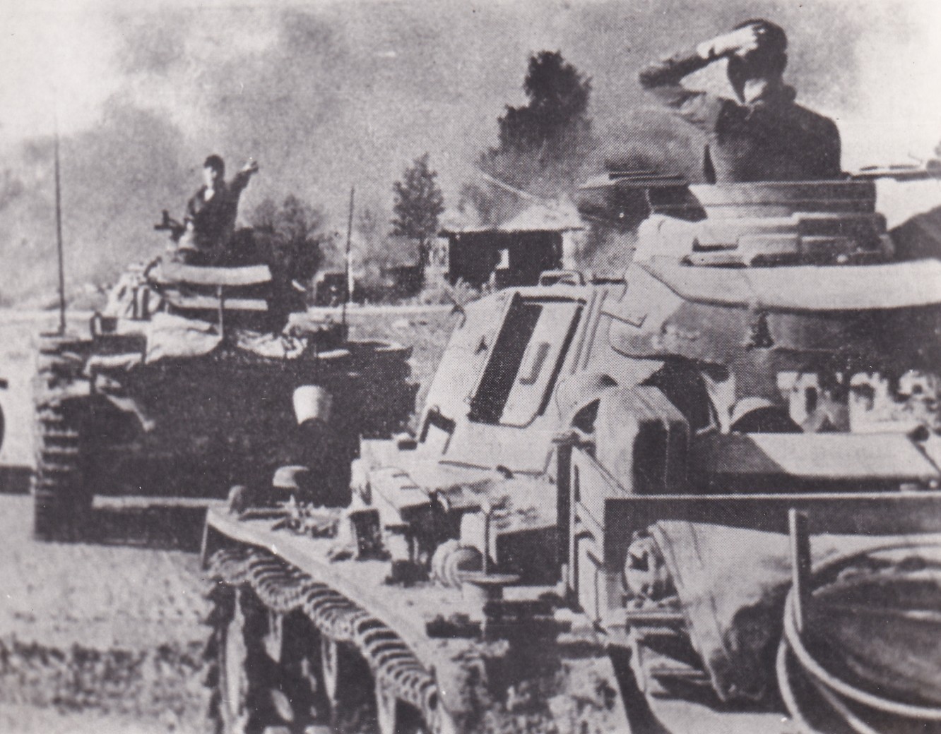 Wartime WWII Photo COLUMN of GERMAN PANAZER TANKS IN ACTION COMBAT 33