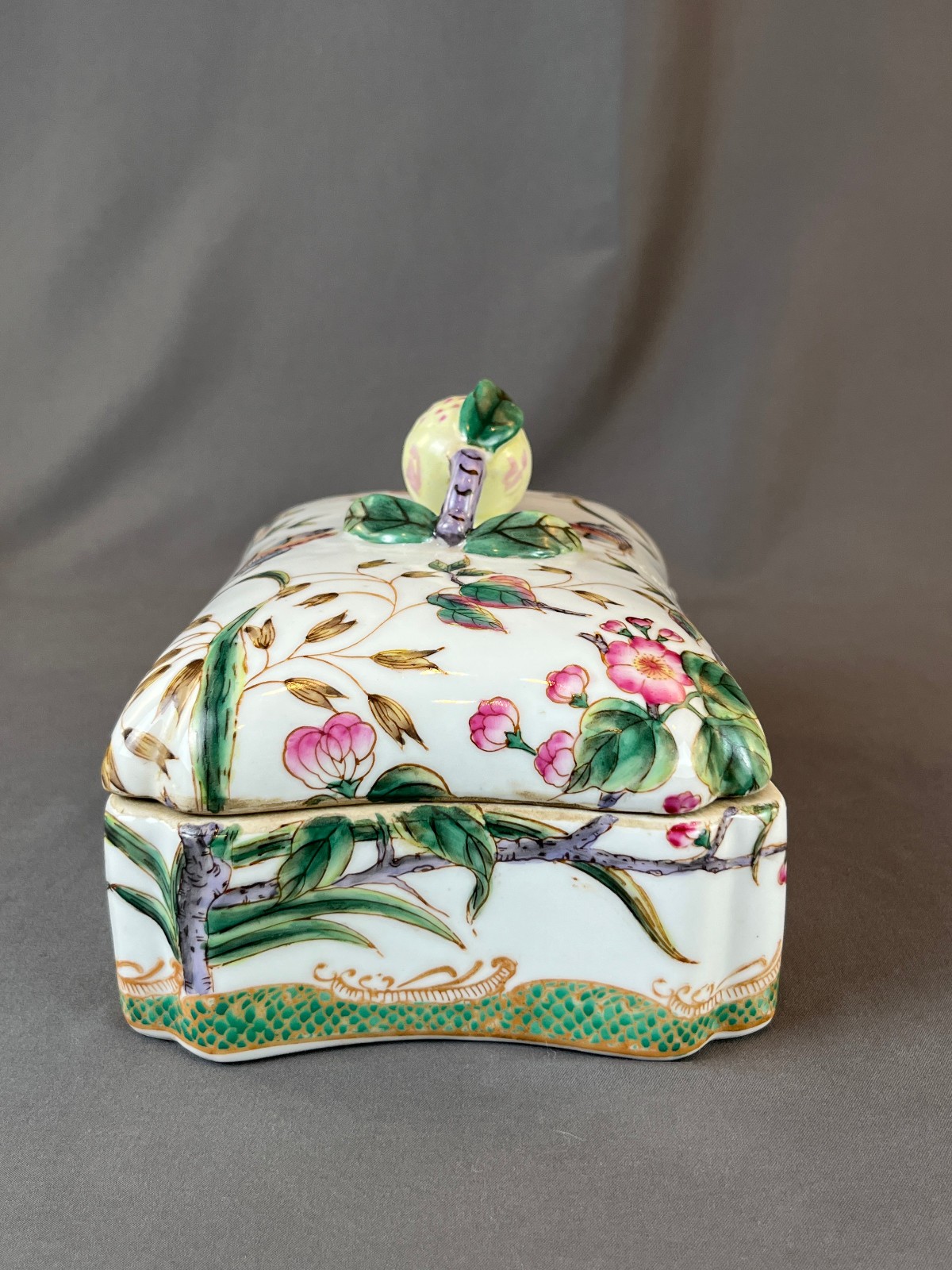 Hua Rong Tang Zhi Porcelain Hand-Painted 8" Lidded Box w/Pomegrante Finial: MINT