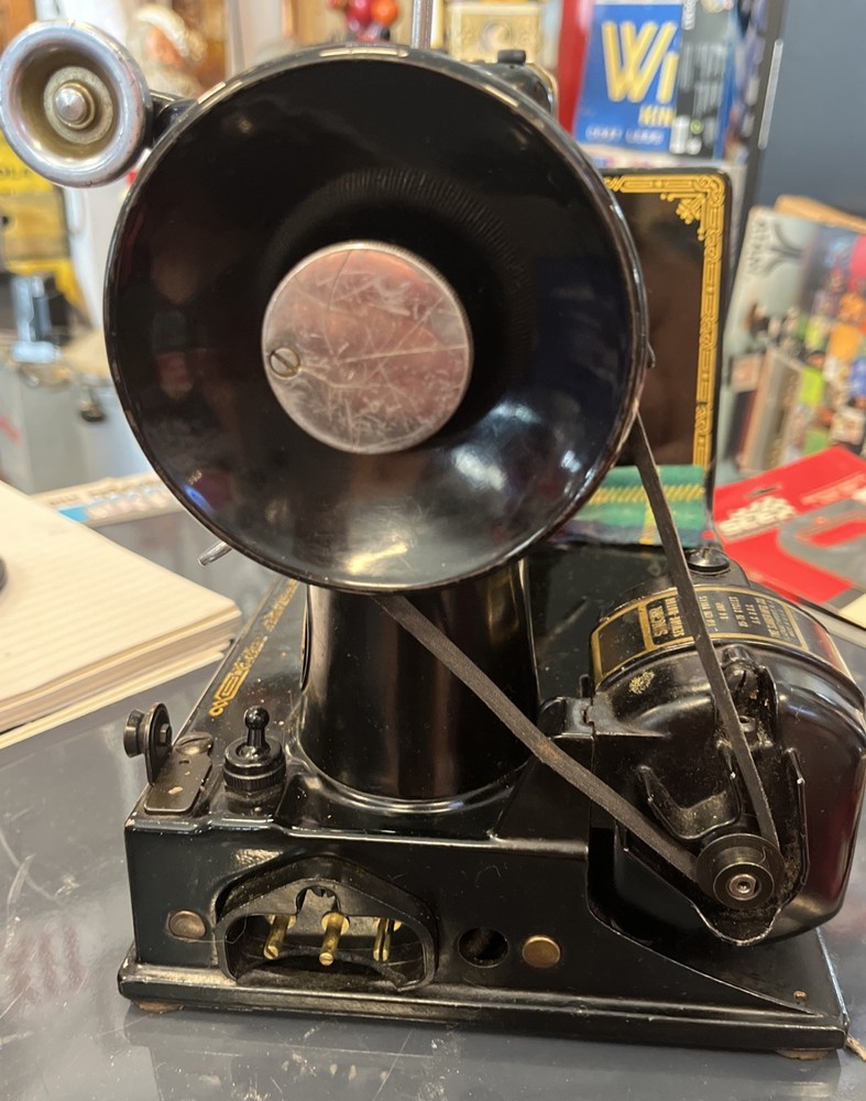 Beautiful Singer Featherweight 221 Sewing Machine