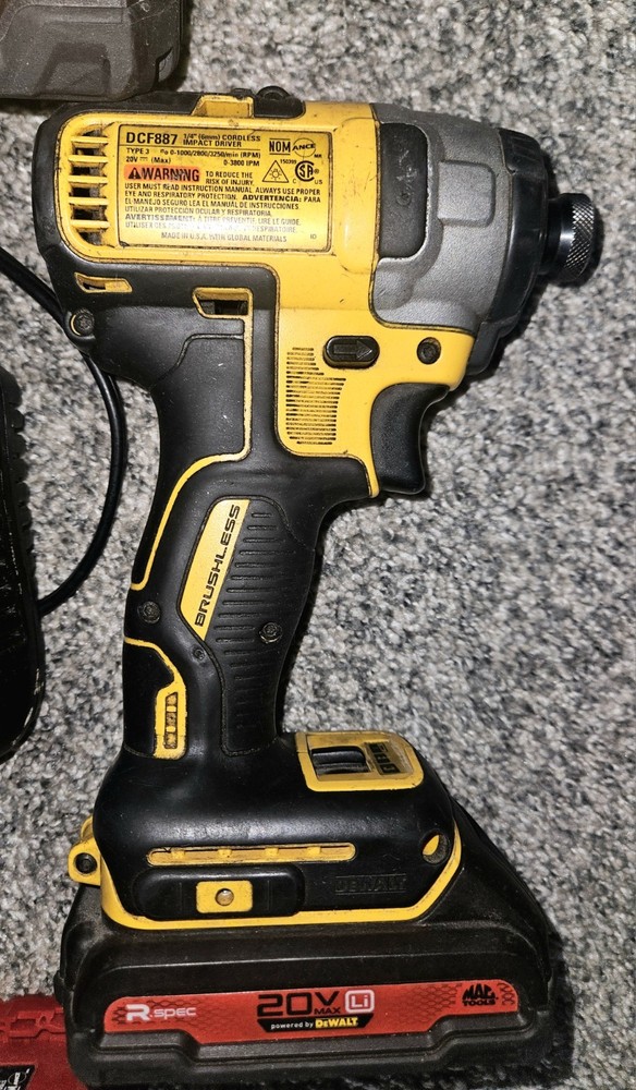 DEWALT 20-Volt MAX Combo Kit - Includes Flashlight