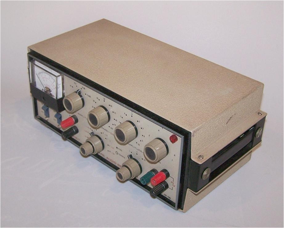 Heathkit Audio Sine / Square Generator model IG-18