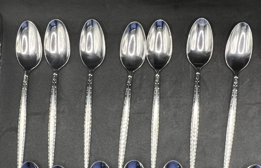 35 piece Oneida Community Venetia Stainless Steele Flatware Set