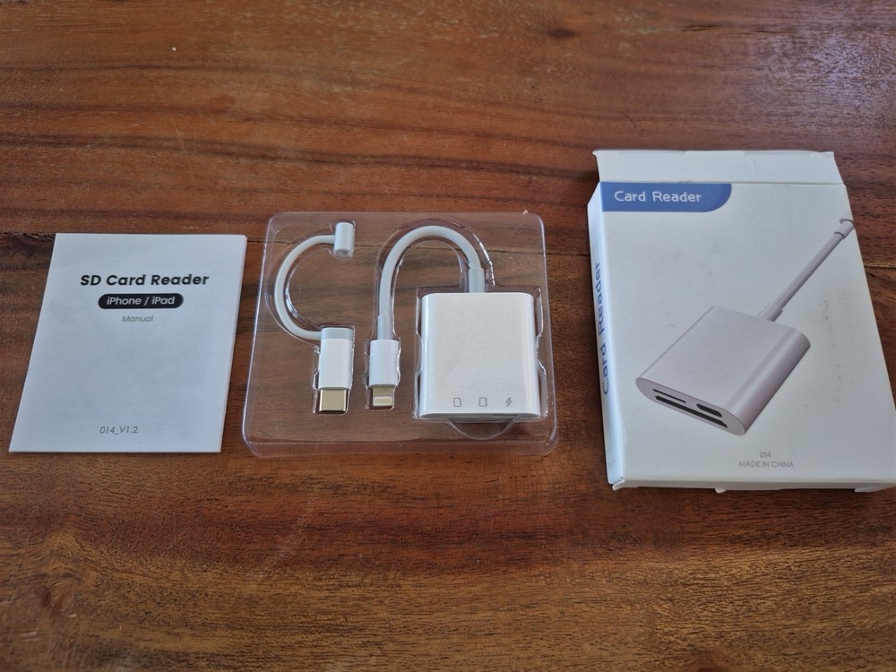 Oyuiasle SD - Micro SD Card Reader for iPhone iPads 2-Way Transfer Plug-N-Play