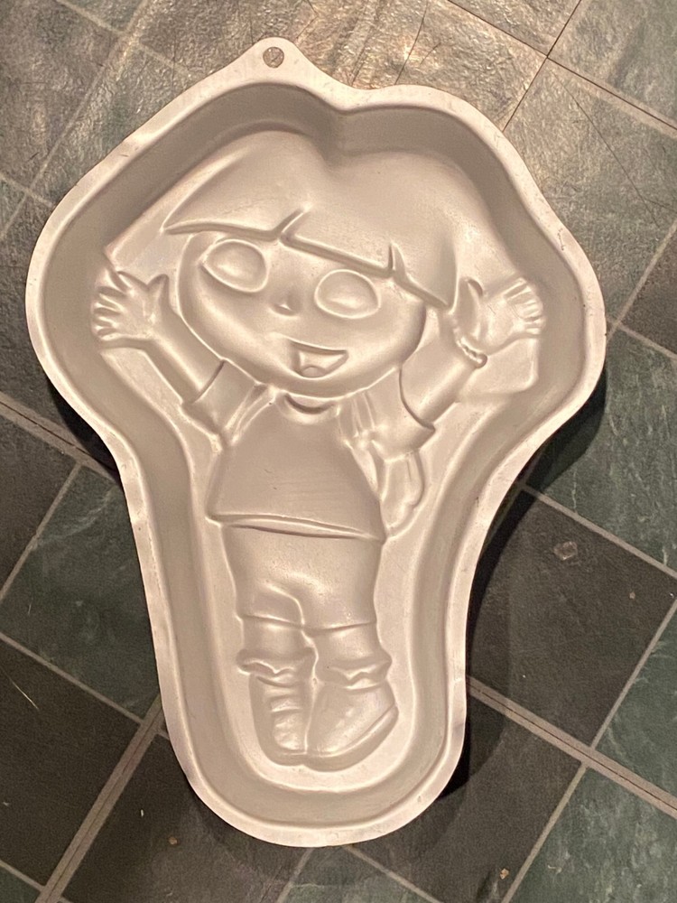 2003 Wilton Dora The Explorer Cake Pan, No insert *Pre-Owned* ggg1