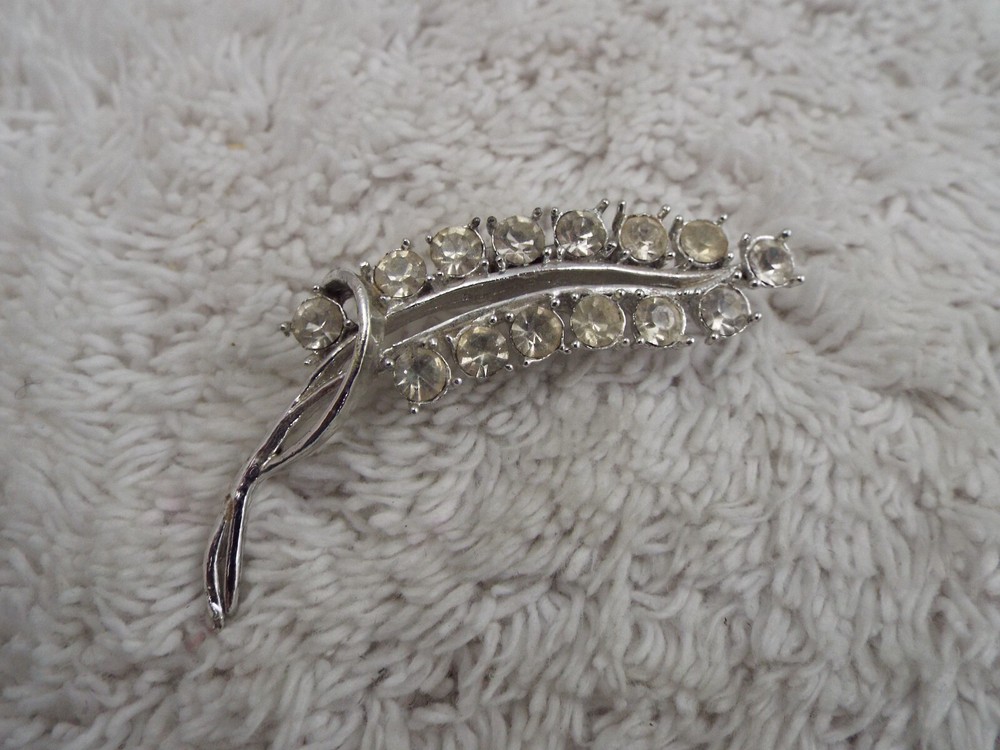 Silvertone Rhinestone Leaf Pin (A18)