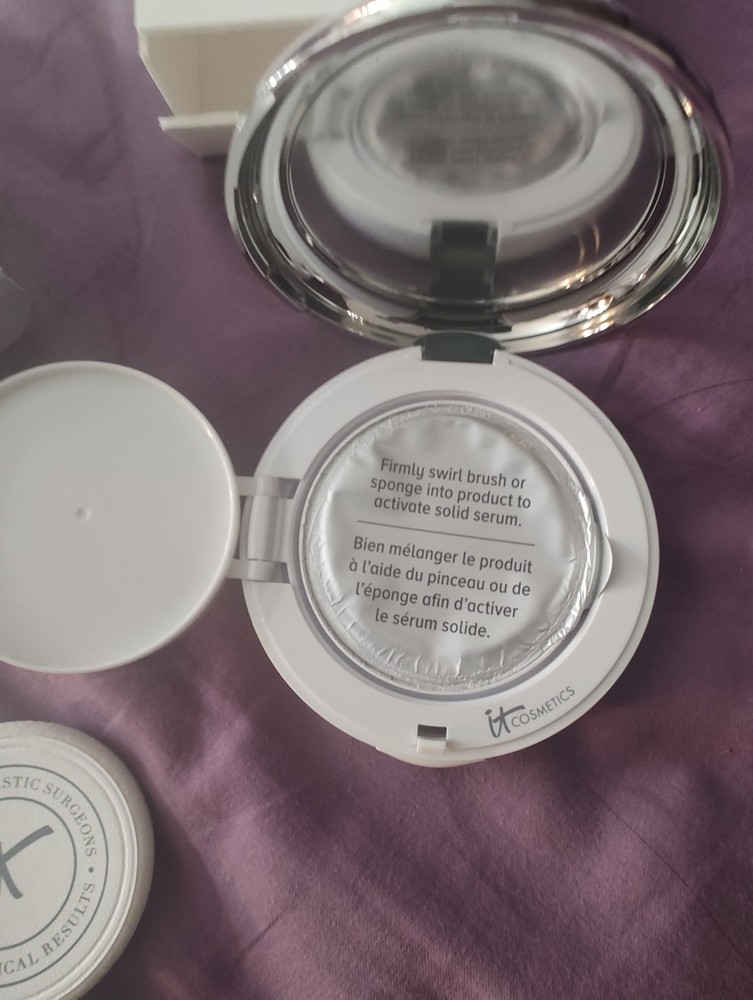 It Confidence In A Compact Shade Medium Tan DISCONTINUED