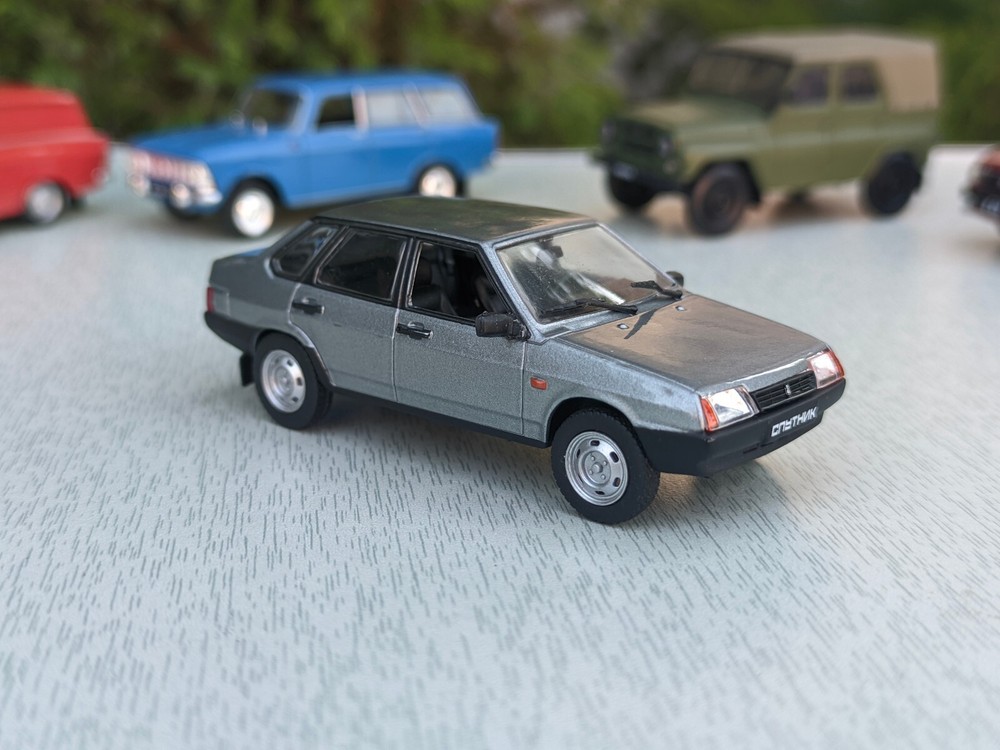 Diecast Soviet car Lada 21099 Sputnik DeAGOSTINI 1/43 Scale