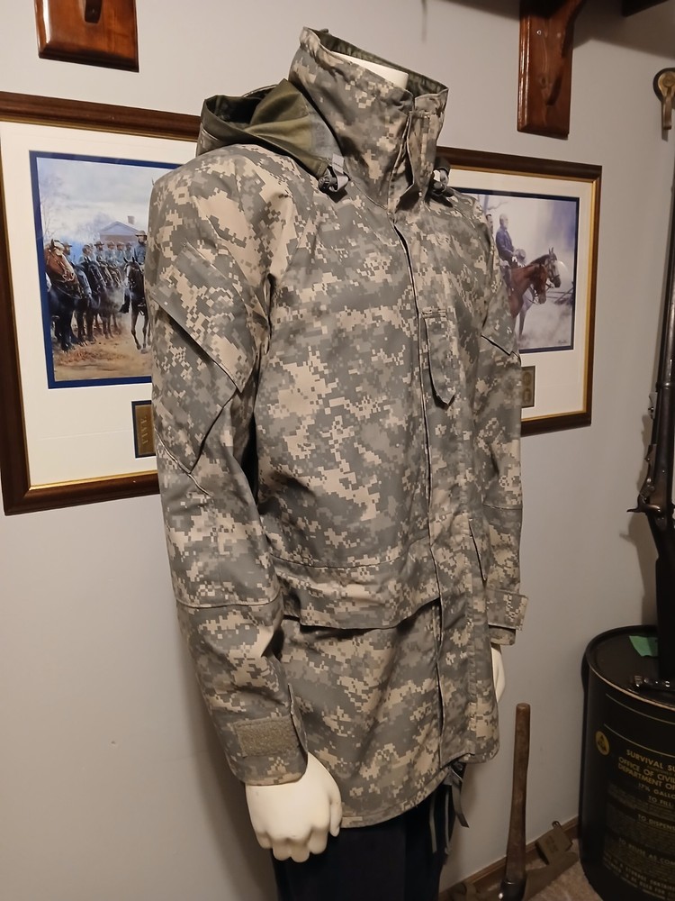 US Army Cold Weather GoreTex Parka Jacket ACU Universal Camo Medium Regular EUC