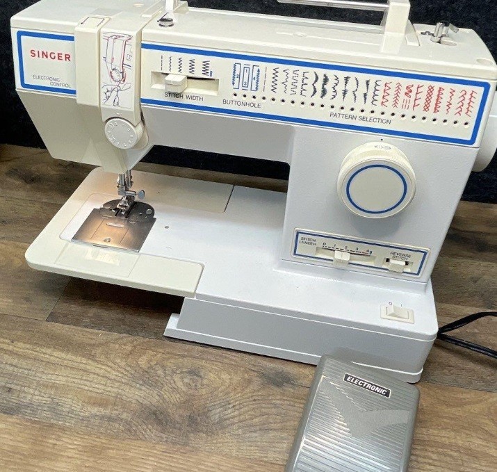 SINGER 5932 ELECTRONIC CONTROL SEWING MACHINE WHITE VINTAGE WITH HARD CASE