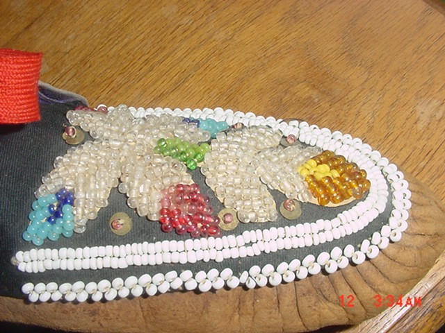 BEAUTIFUL OLD IROQUOIS INDIAN BEADED HIDE MOCCASINS MOCKS