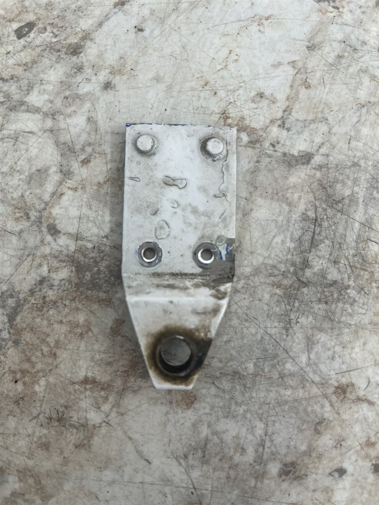 68 Cessna 150 H outer outboard elevator hinge mount bracket 0432165-1
