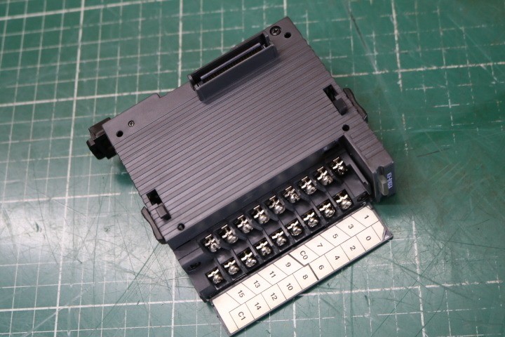 KEYENCE KV-B16XA 16-Point Screw Terminal Input Unit USED