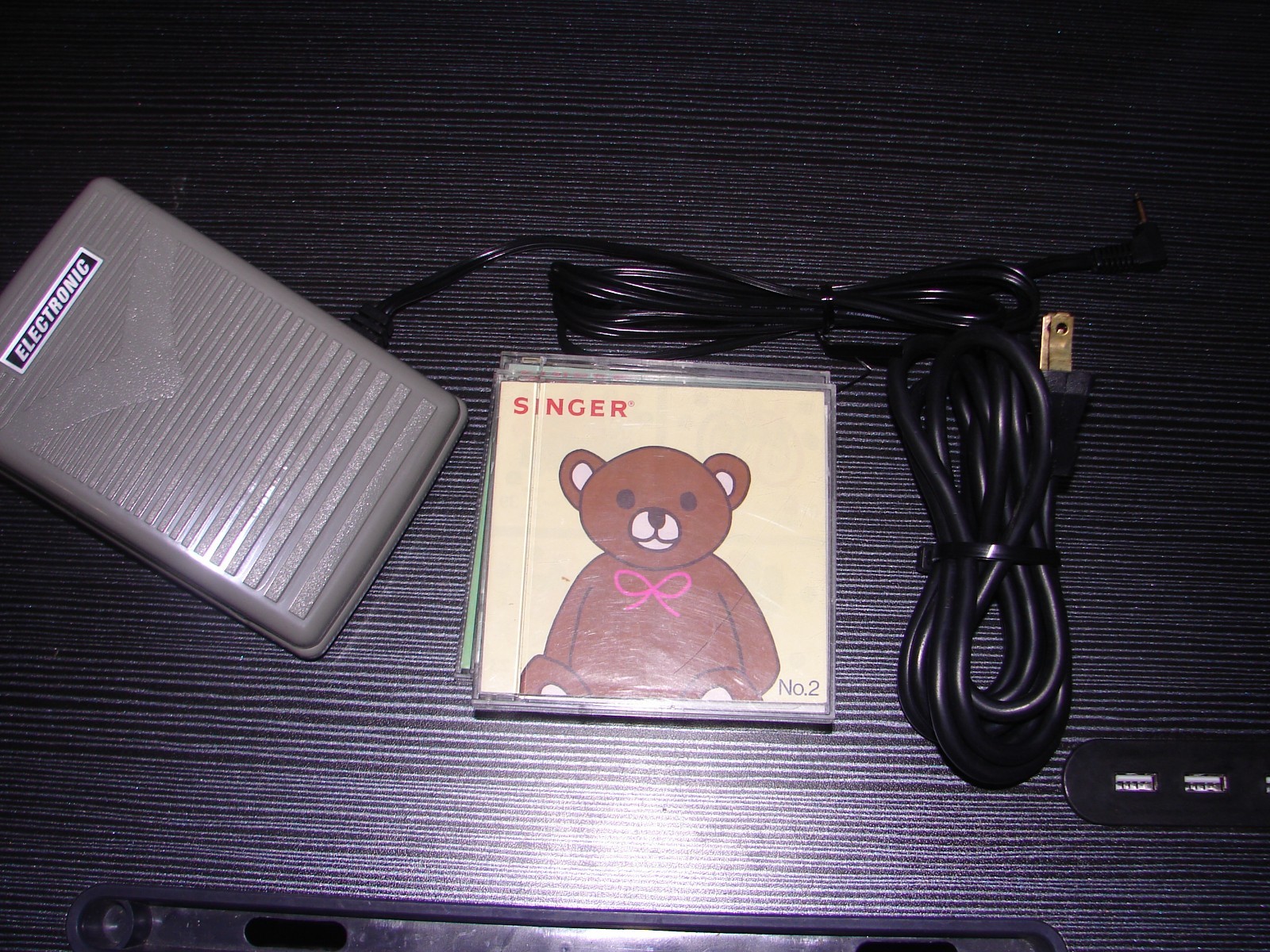 Singer Quantum XL-100 Sewing Machine W/Foot Pedal Power Cord & Accessories