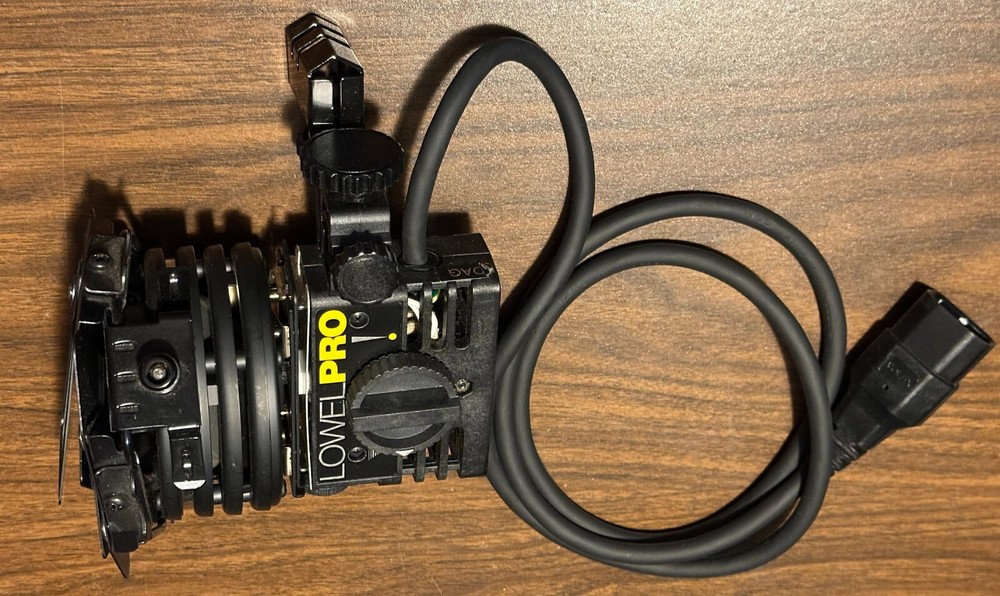 Lowel Pro, power cable