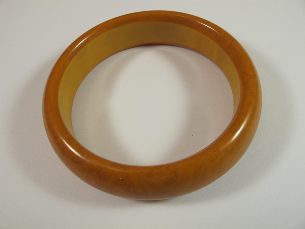 BUTTERSCOTCH VINTAGE BAKELITE BANGLE BRACELET