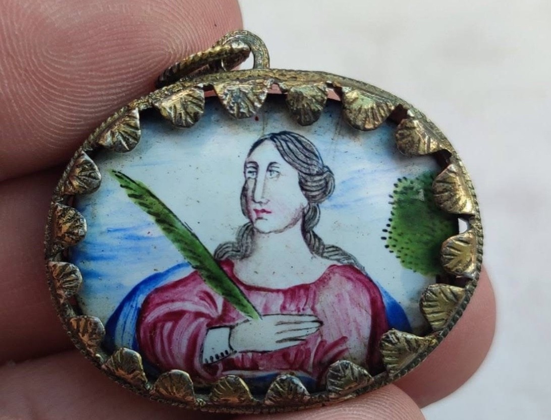 Antique medallion / reliquary, in chiselled sterling silver Porcelain Polychrome