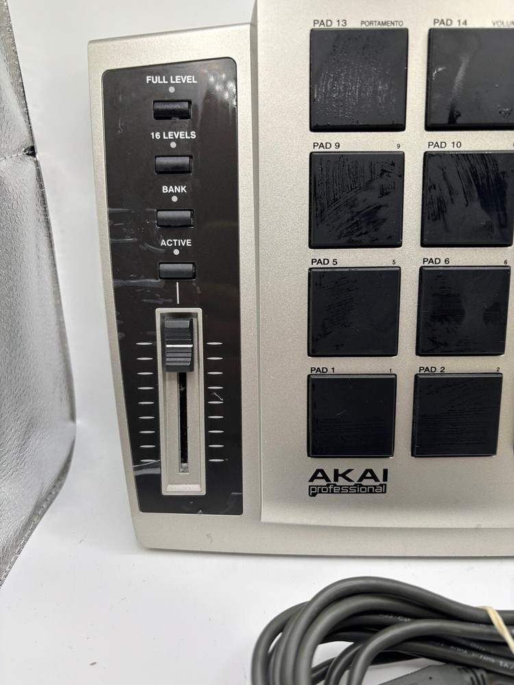 Akai Professional MPD16 USB/MIDI Pad Controller for Windows & Macintosh