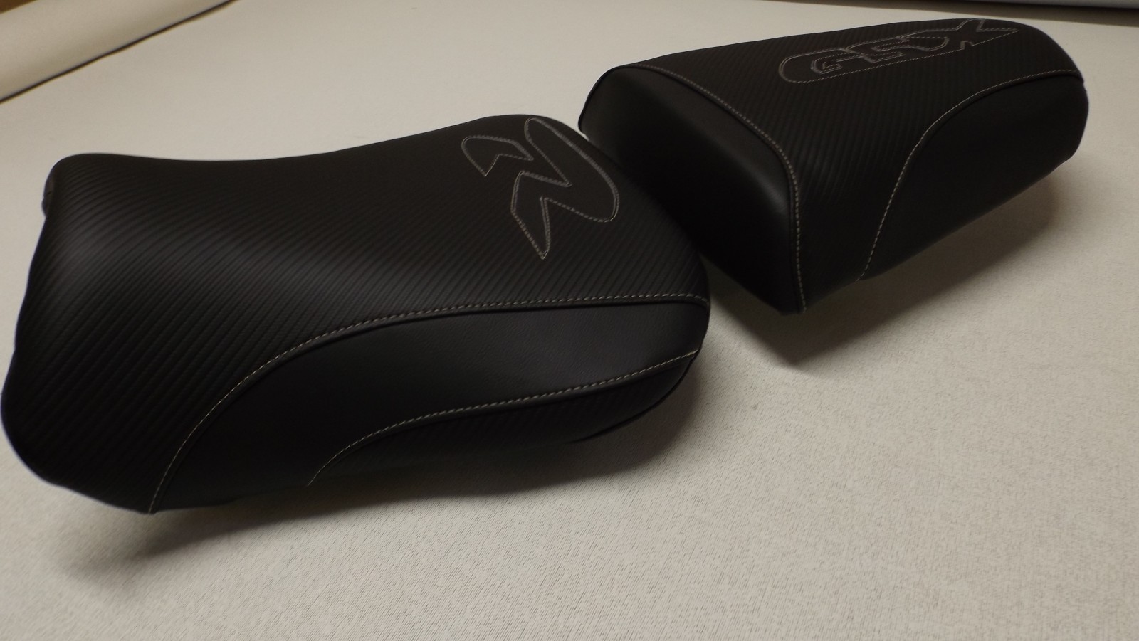 FRONT/REAR SEAT COVERS BLACK CARBON FIBER TEXTURE 04 05 FIT SUZUKI GSX600R 750R