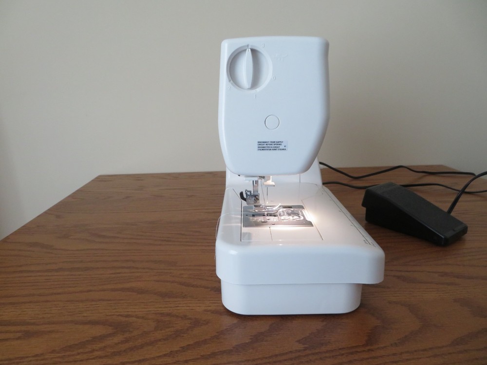 Babylock Zeal Sewing Machine (Model BL35B)