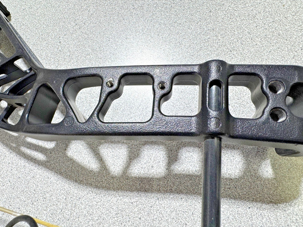 BEAR WHITETAIL MAXX...RH...BLACK/CAMO