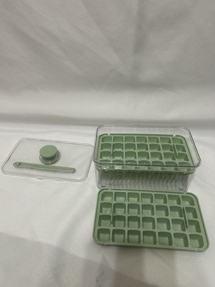press-design ice cube tray box set with a lid