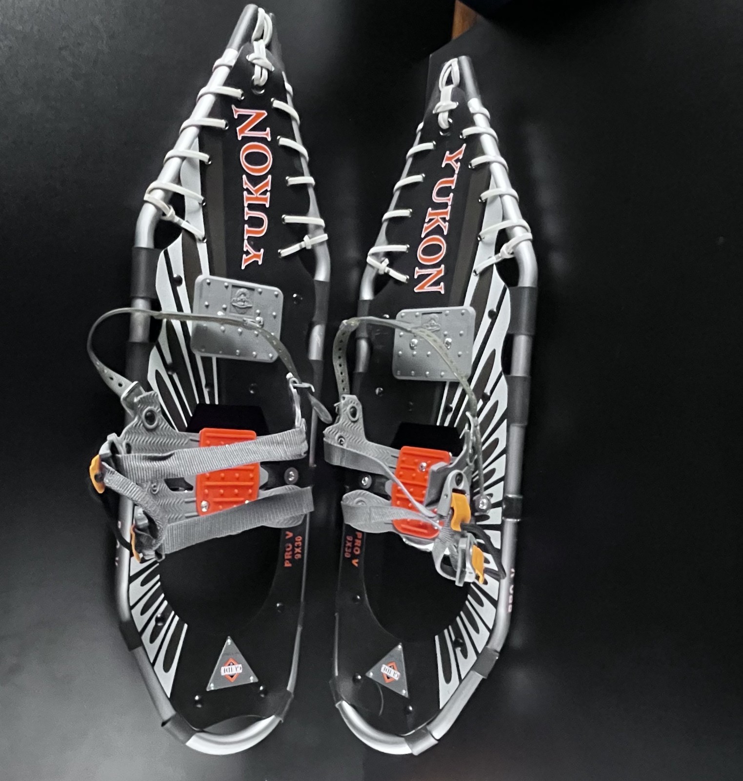 Yukon Charlie's Professional Guide Pro V Series Pair Snowshoes 9x30