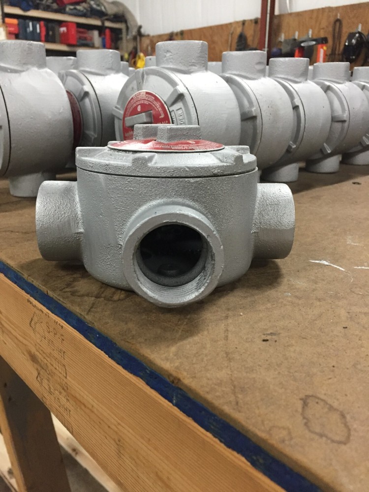 APPLETON GR TYPE T 1 1/4'' EXPLOSION PROOF 3 HOLE BOX