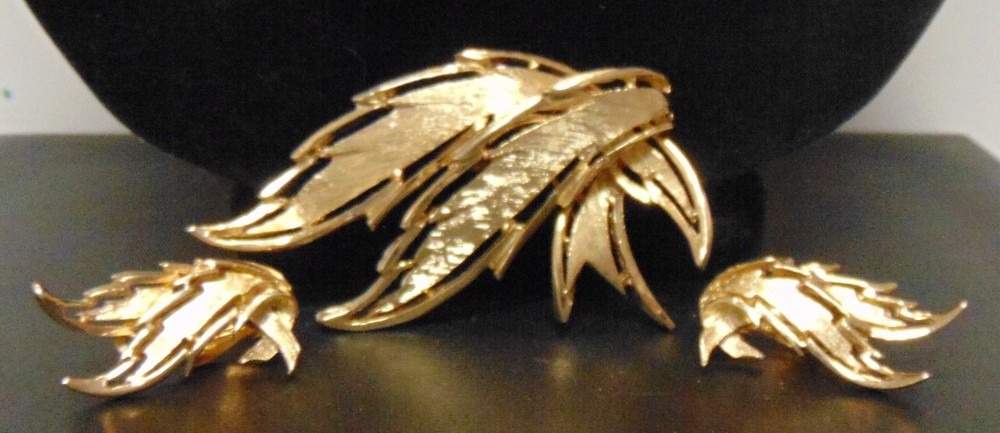 FELL Gold Tone Pin with Matching Clip On Earrings