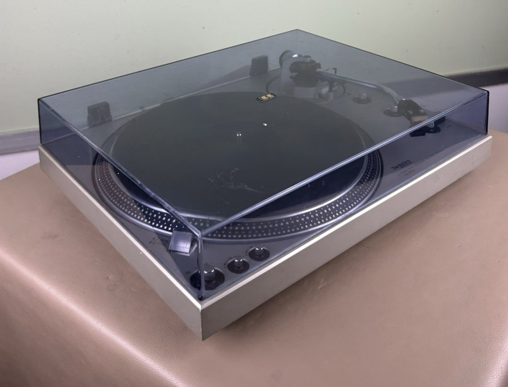 TECHNICS SL-1600 STEREO TURNTABLE (READ DESCRIPTION)