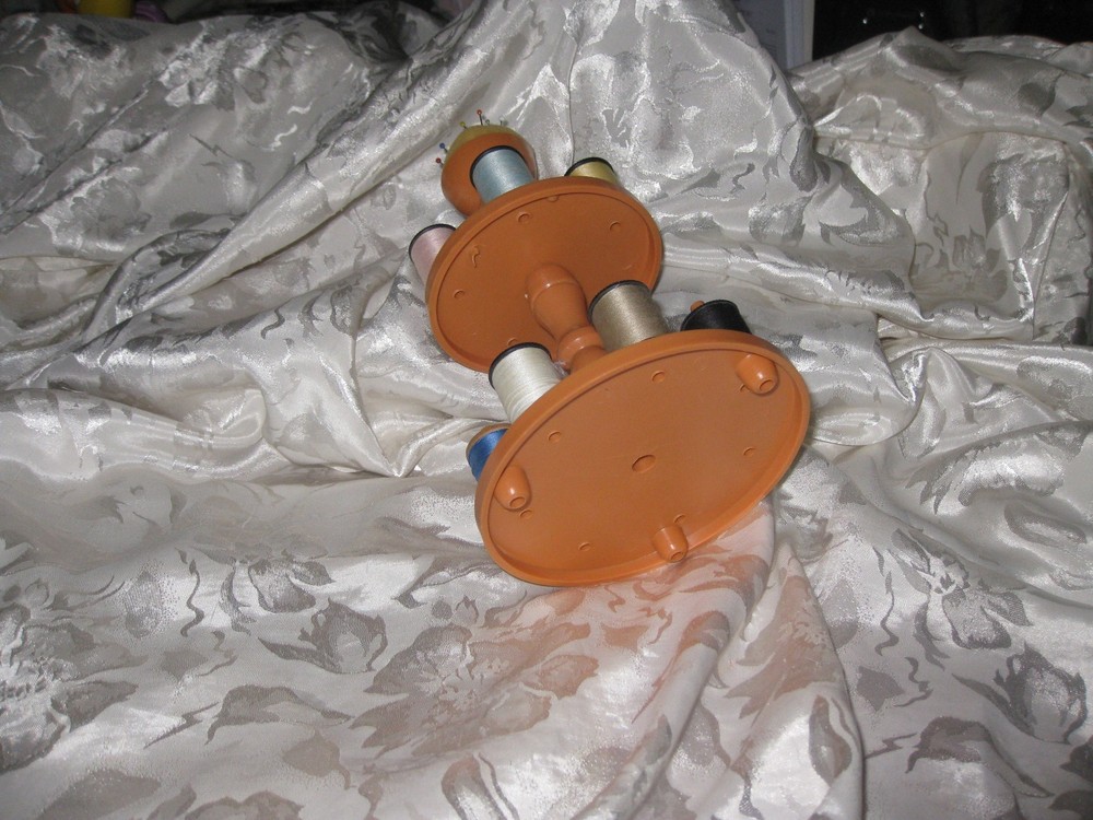 Unique! ~ THREAD CADDY/CAROUSEL & 12 SMALL SPOOLS OF THREADS