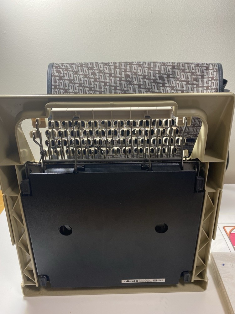 Olivetti Lettera 32 Portable Typewriter w/ Case Made in Mexico
