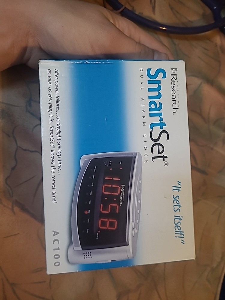 SmartSet Dual Alarm Clock by Emerson Research Automatic Setting Clock AC100